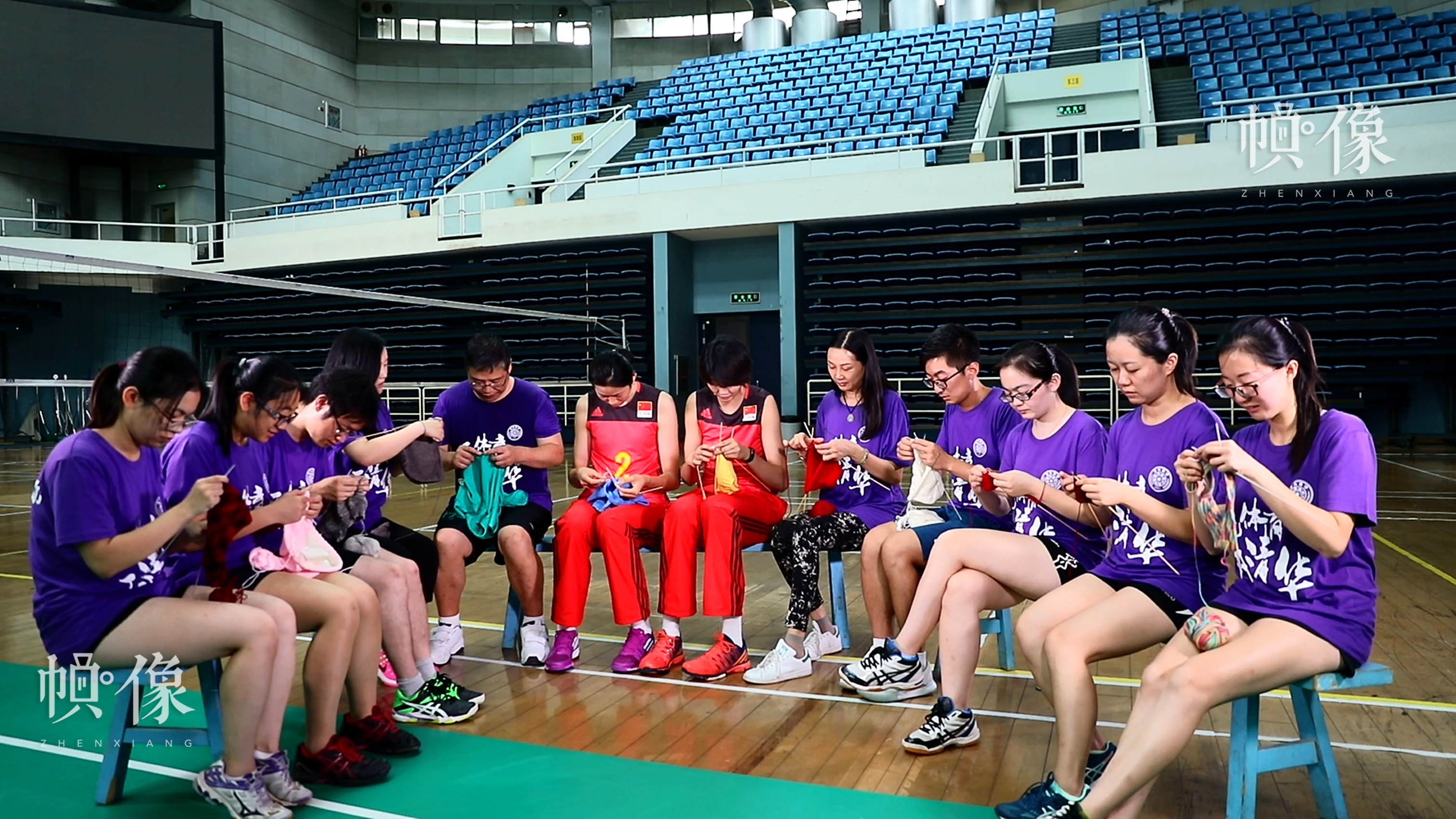 2017年8月13日，中国国家女子排球队队长朱婷和队员袁心玥和清华大学教授及排球协会的同学们助力中国儿童少年基金会“恒爱行动——百万家庭亲情一线牵”公益视频的拍摄。中国儿童少年基金会供图。