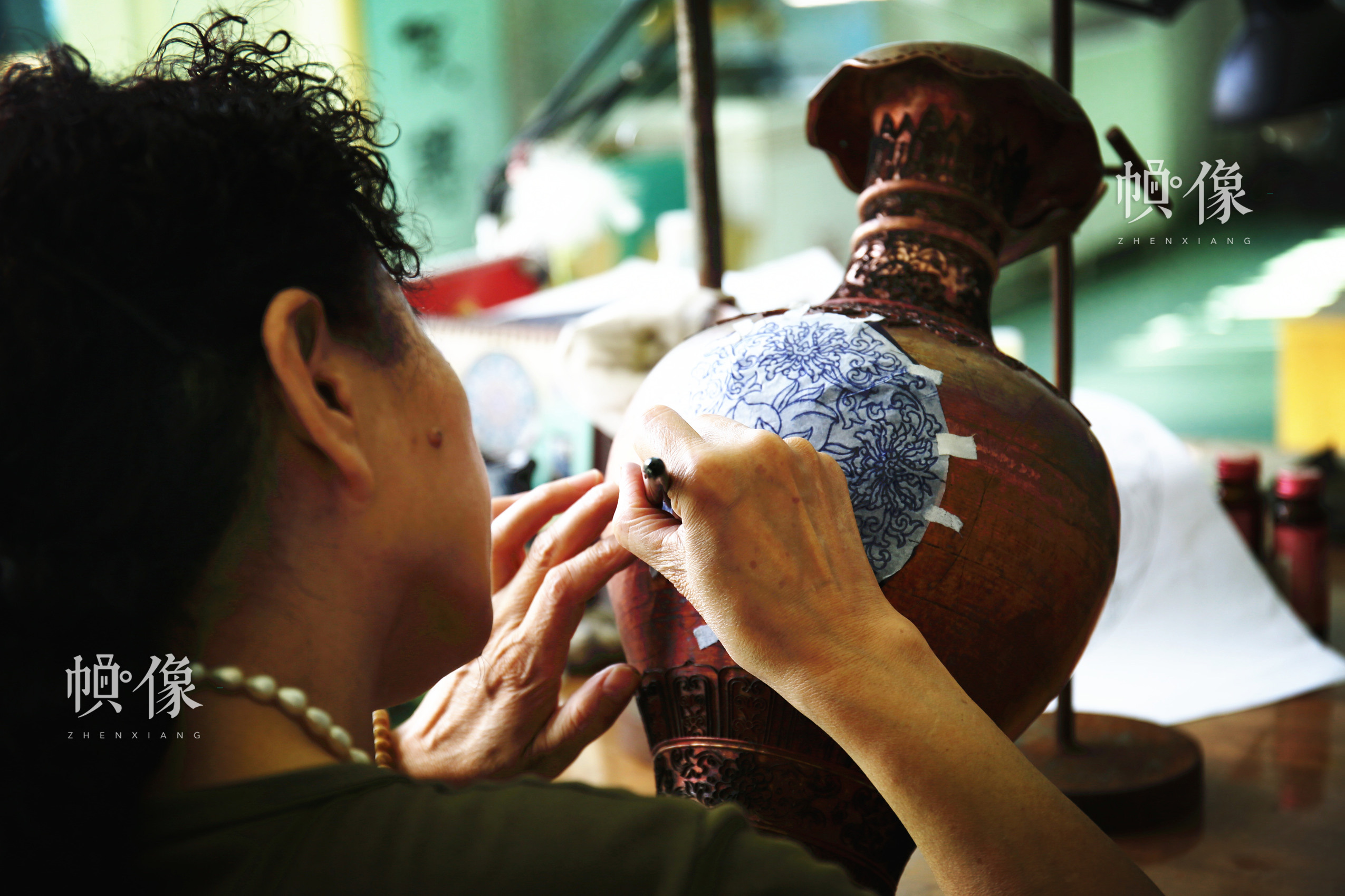 2017年9月5日，景泰蓝工匠把画好的图案沓在铜胚上。中国网记者 赵超 摄
