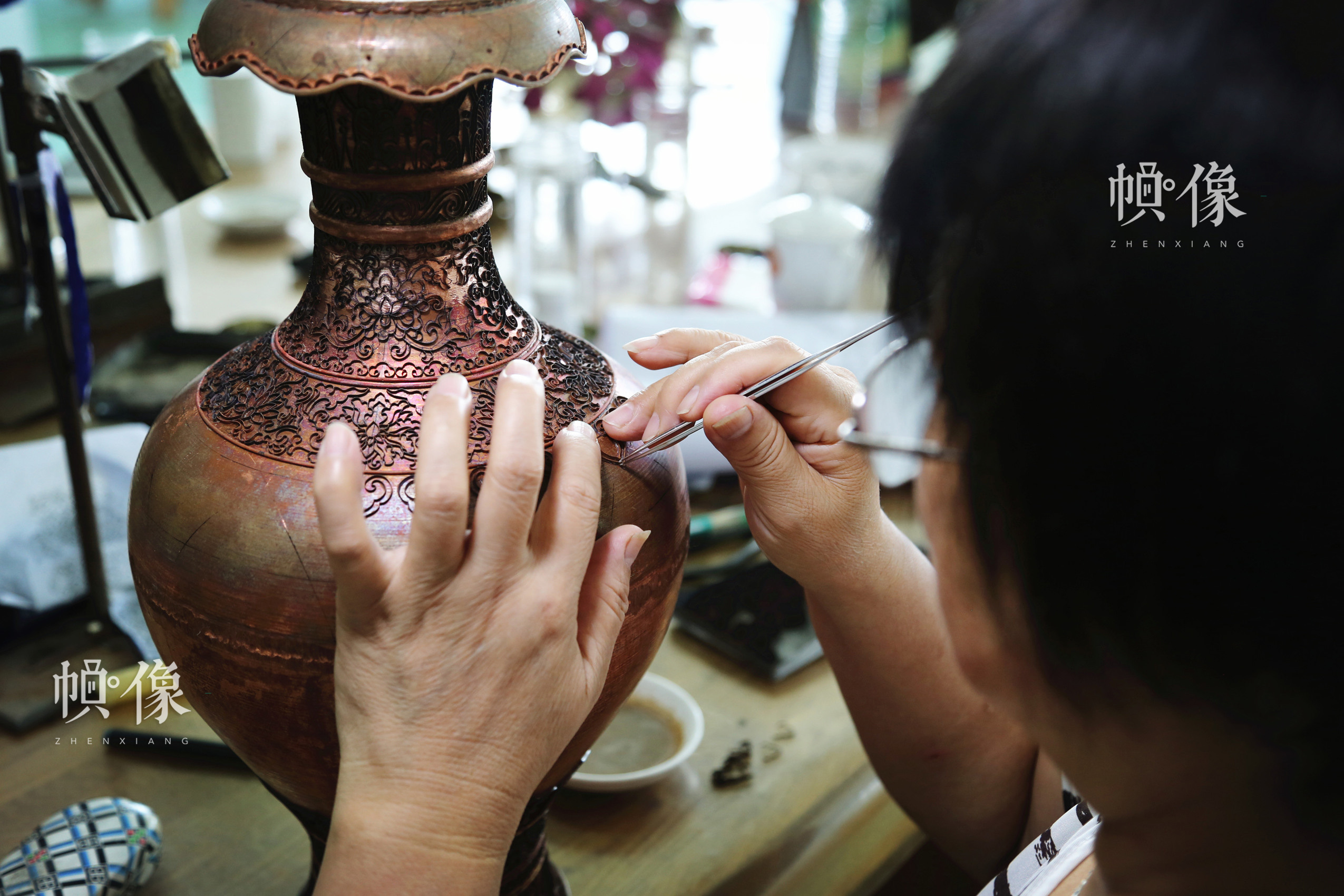 2017年9月5日，景泰藍工匠將製作好的銅絲貼在銅胚上。中國網記者 趙超 攝