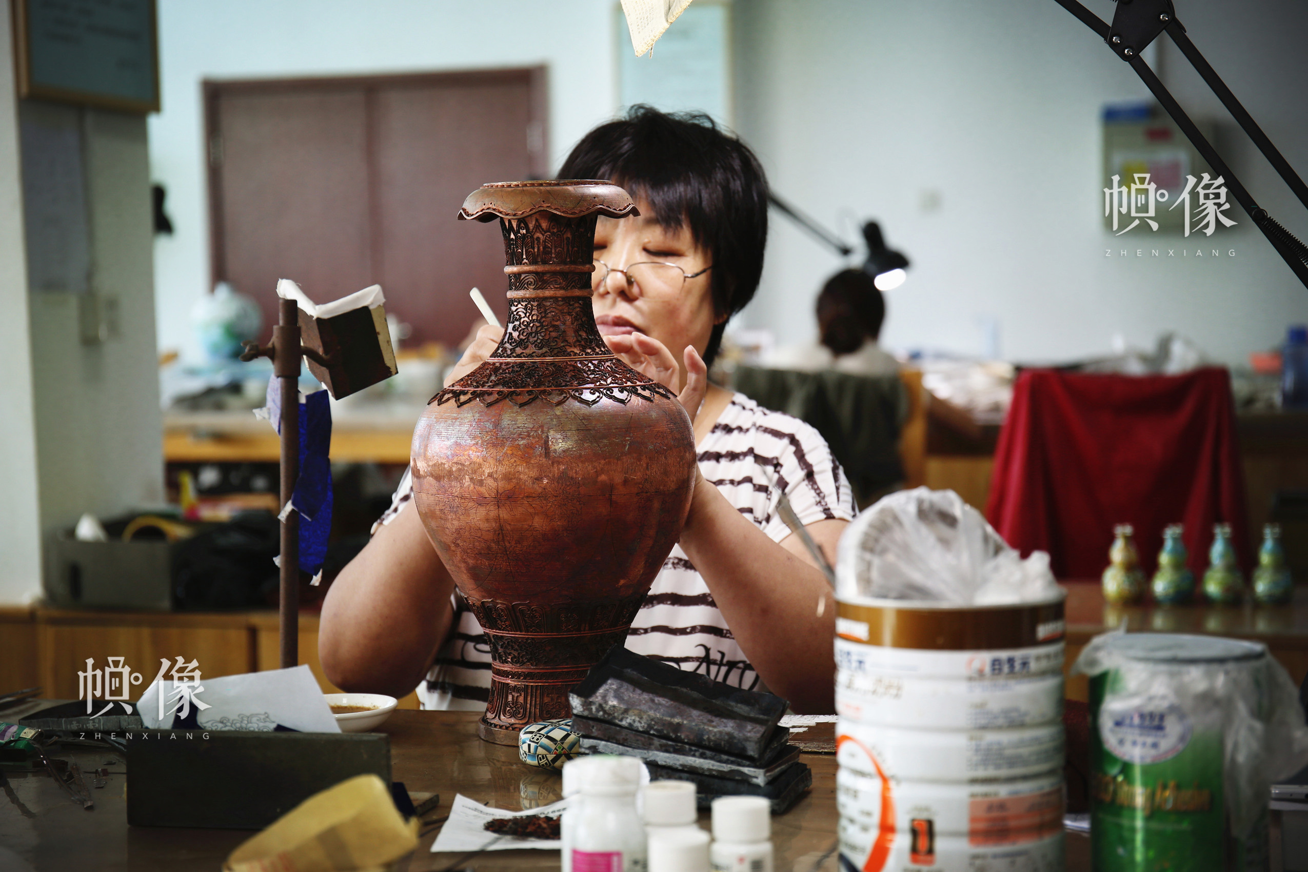 2017年9月5日，景泰蓝工匠将制作好的铜丝贴在铜胚上。中国网记者 赵超 摄