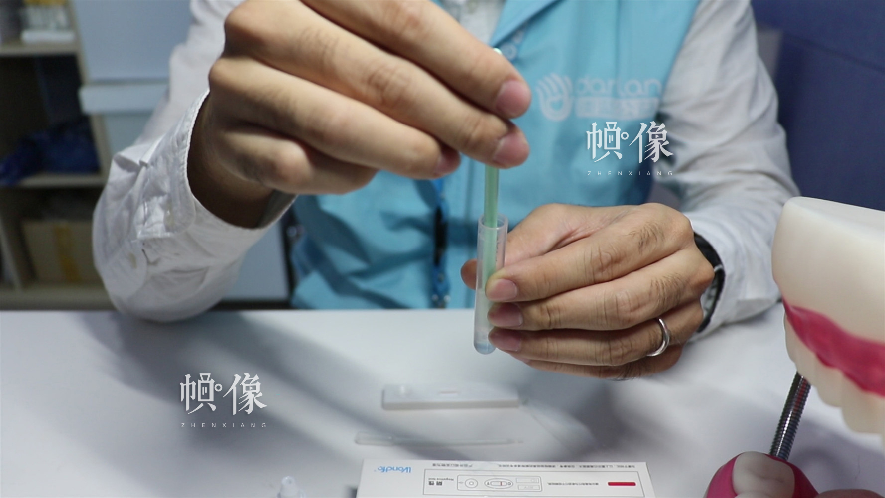 2017年11月22日，檢測志願者進行檢測樣本提取。中國網實習記者 朱珊杉 攝