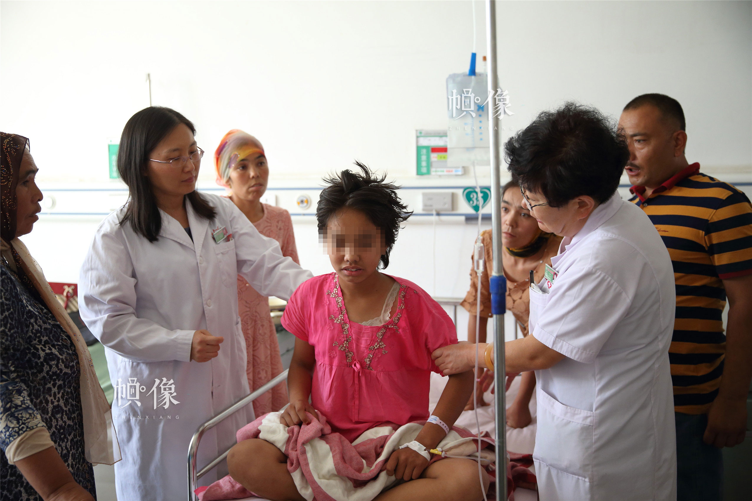 “全国儿科医师培训项目”专家走进病房，为当地儿童患者诊治。中国网记者 陈维松 摄