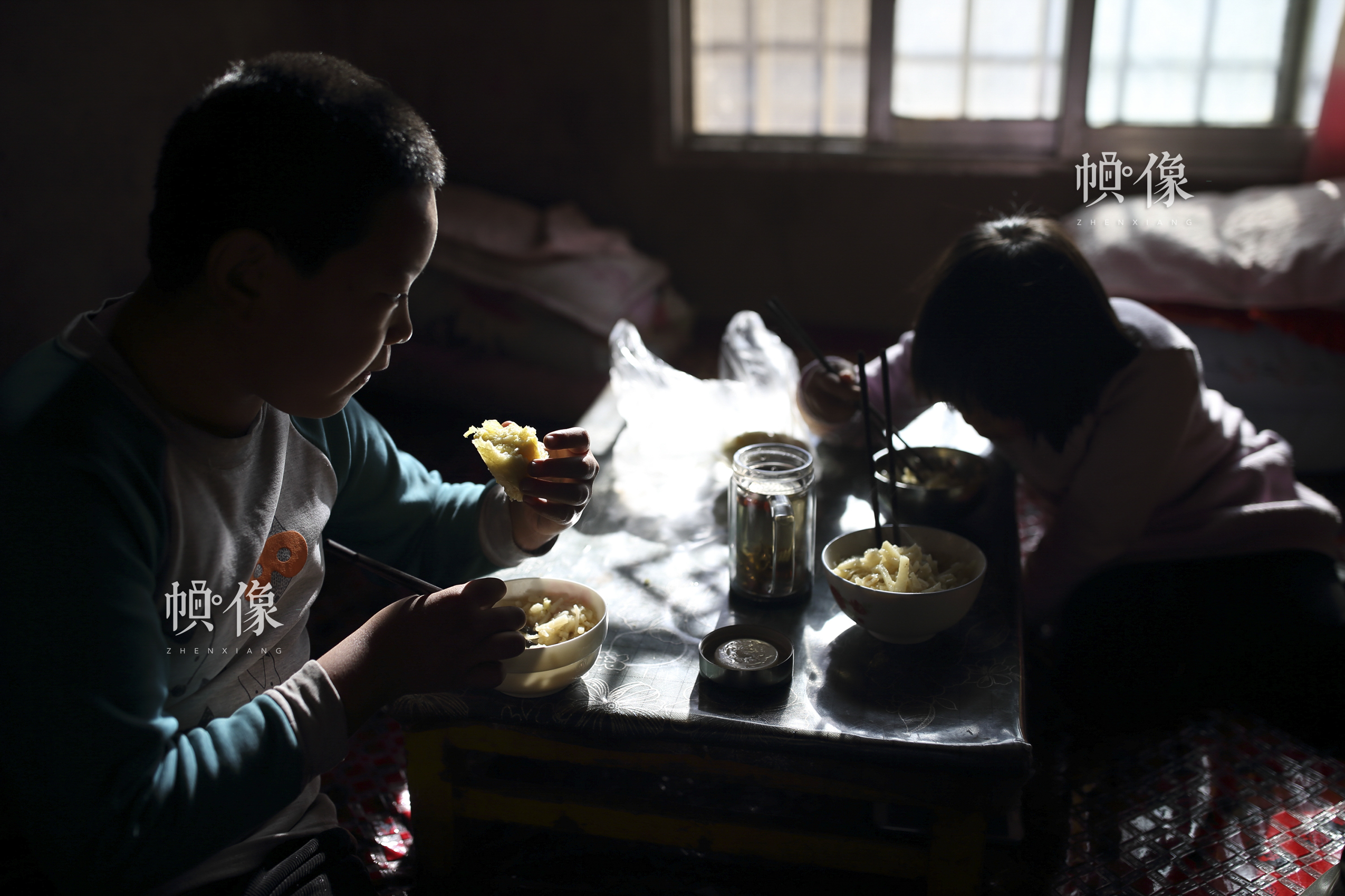 一盆炒土豆丝，两个馍，是这家人的午饭。2016年，马家成为了建档立卡贫困户。一家六口人每月可以享受到1710元的二类低保。中国网记者 陈维松 摄