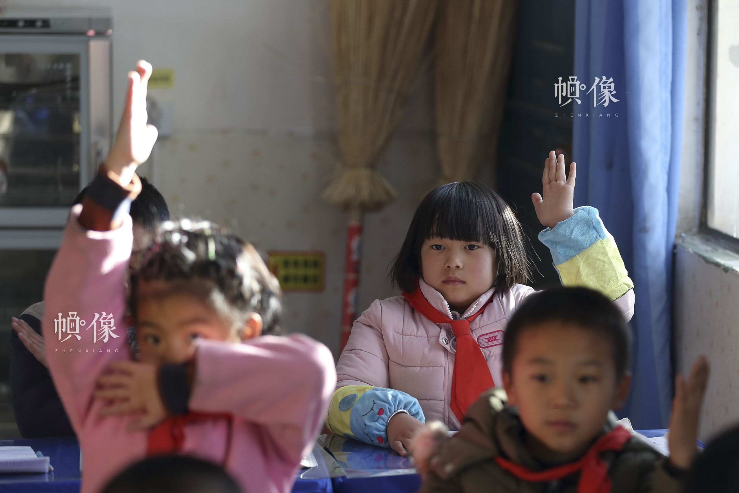 六岁的马蓉举手回答老师问题。这个性格内向的小女孩学习很认真，数学成绩在班里总能排到前两名。“我喜欢上学，因为可以学到很多知识。”中国网记者 陈维松 摄