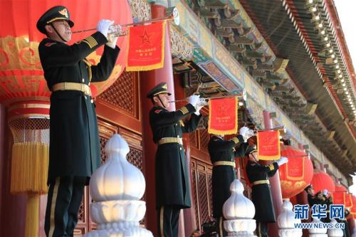 1月1日晨，北京天安门广场举行隆重的升国旗仪式，这是由人民解放军担负国旗护卫任务后，首次举行的升旗仪式。图为礼号手在天安门城楼吹响升旗号角。新华社记者 李刚 摄
