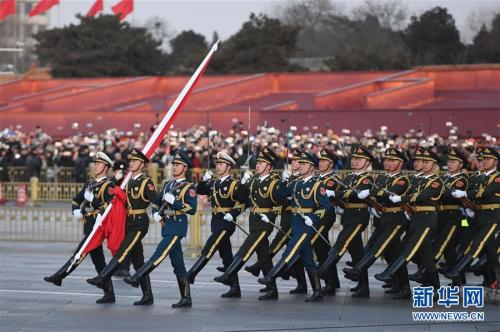 1月1日晨，北京天安门广场举行隆重的升国旗仪式，这是由人民解放军担负国旗护卫任务后，首次举行的升旗仪式。 新华社记者 申宏 摄