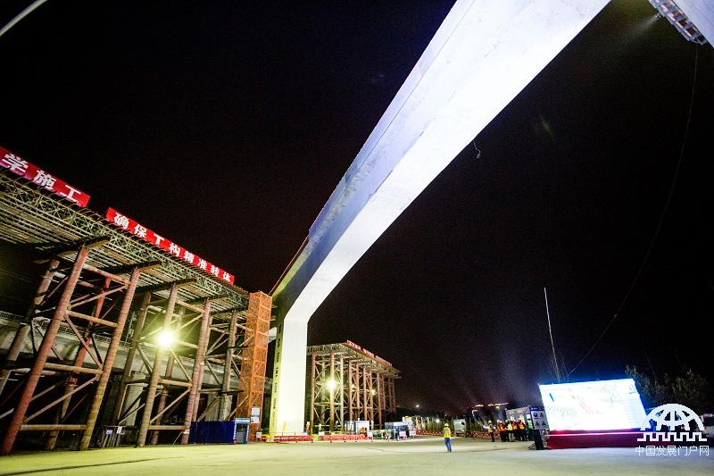 国内首座万吨级曲线高铁T构桥跨越京广高铁成功转体