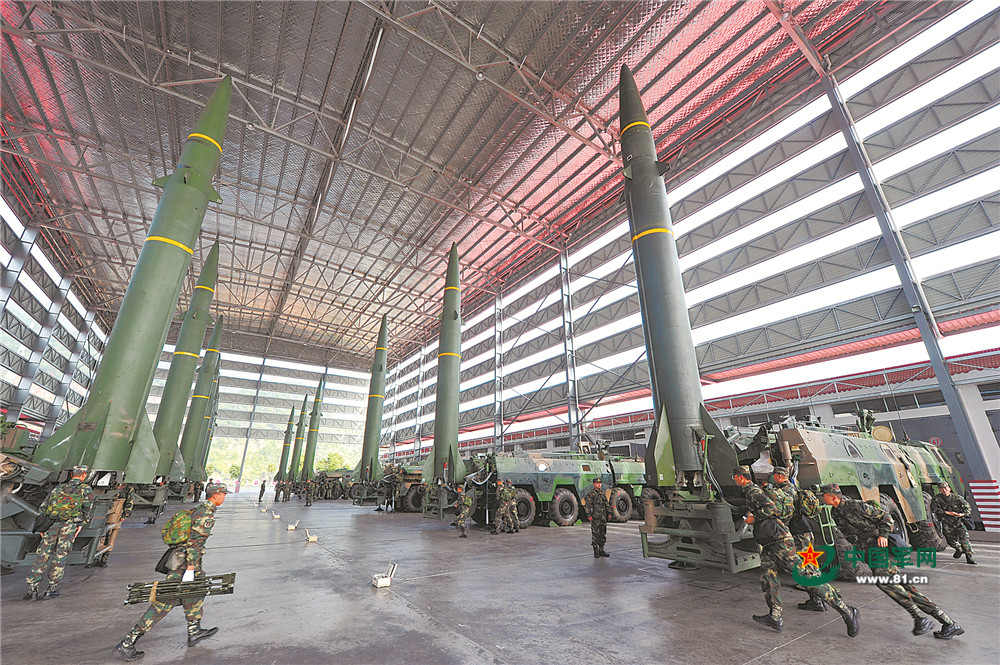 1月3日,火箭军某部官兵闻令而动,迅速展开训练.王 杰 摄