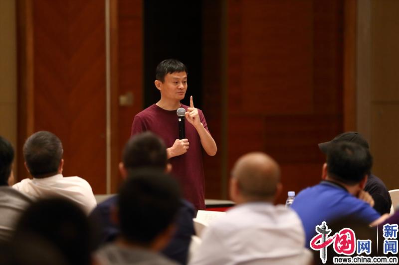 2018年1月21日，海南三亚，马云邀国内企业家探讨乡村寄宿制学校计划。中国网记者 陈维松 摄