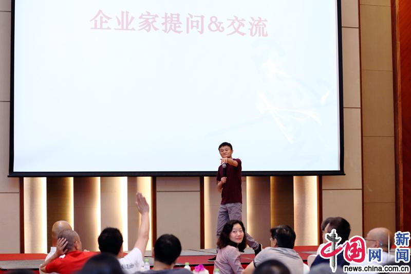 2018年1月21日，海南三亚，马云邀国内企业家探讨乡村寄宿制学校计划。中国网记者 陈维松 摄