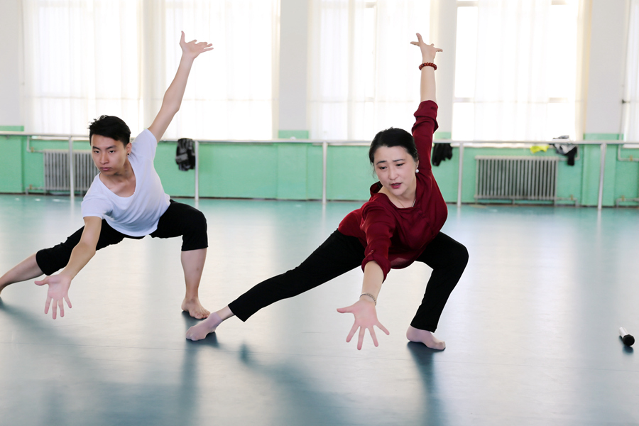 史敏在给学生上课