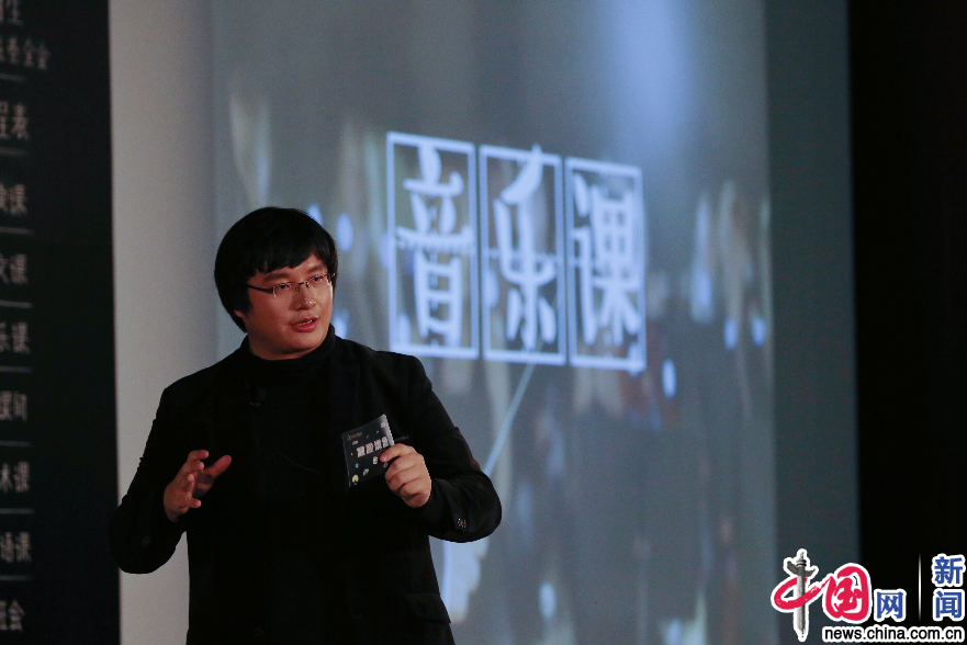 青年音乐指挥家俞潞用互动方式让乡村教师了解音乐.