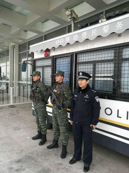 图片说明:民警进站口执勤 2018.1.22日拍摄于保定东站派出所
