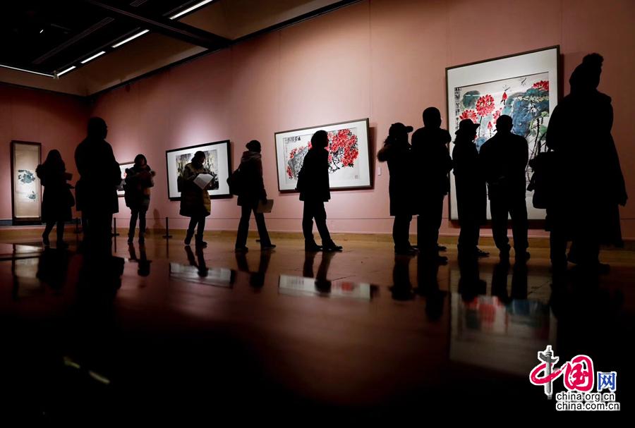 观赏“花开盛世——中国美术馆藏花鸟画精品展”的观众