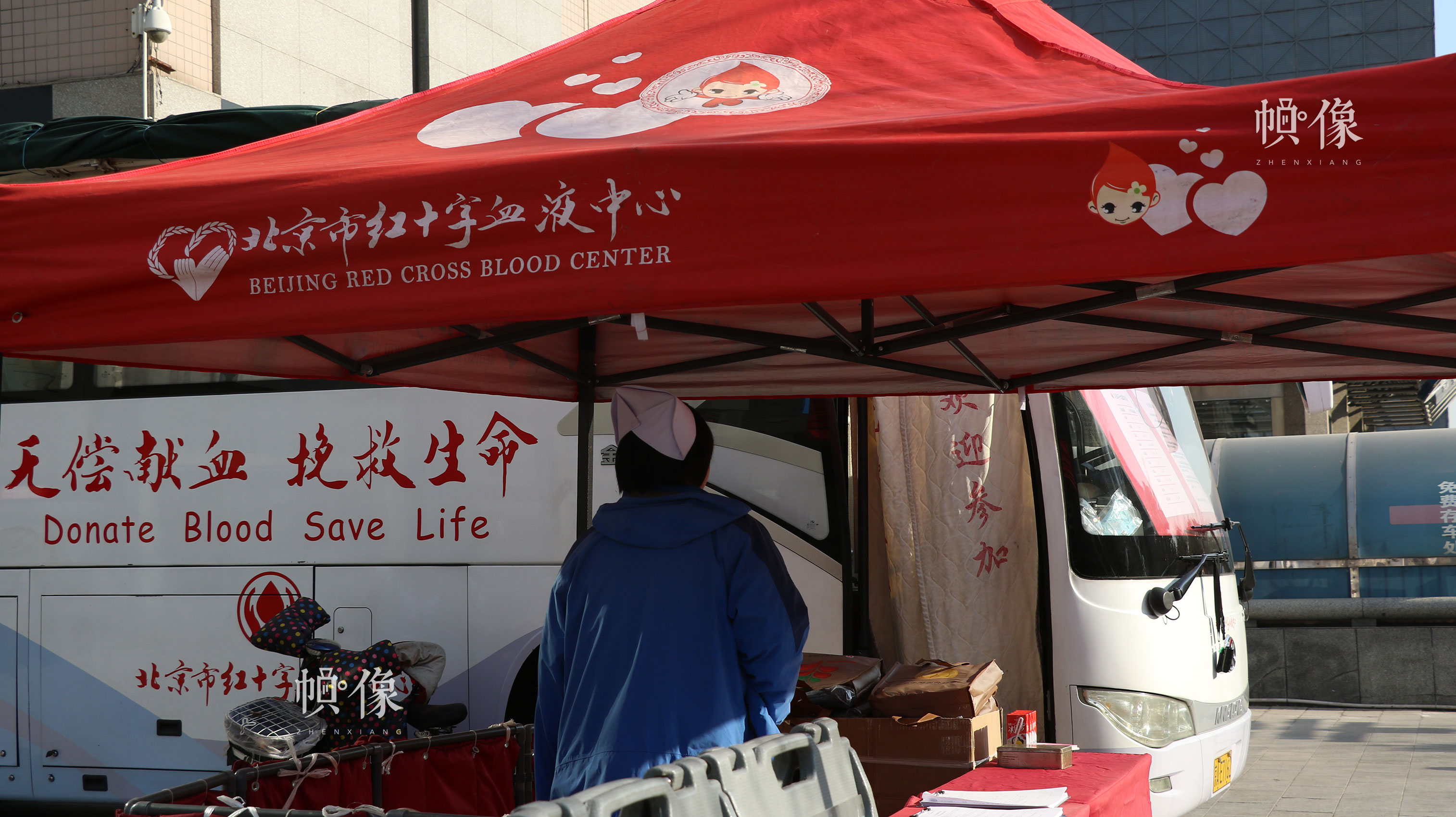 2017年12月18日，北京西单图书大厦外的无偿献血车，工作人员进行准备。中国网实习记者 钟佳铉 摄