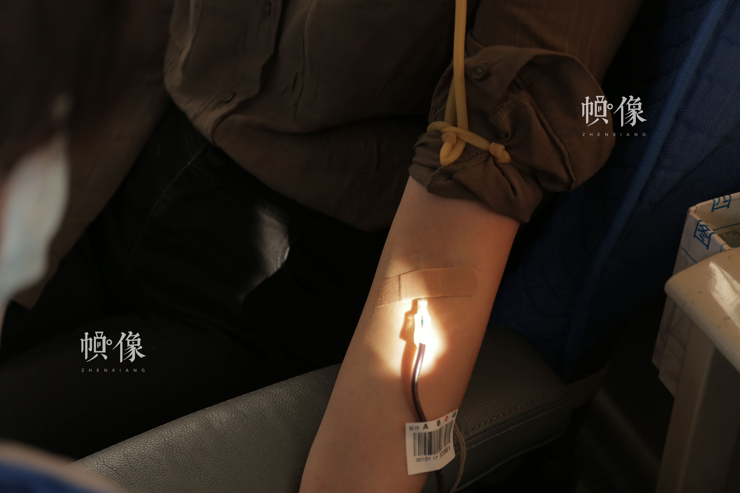 2017年12月18日，北京西單圖書大廈外的無償獻血車，市民前來獻血並留造血幹細胞樣本。中國網實習記者 朱珊杉 攝