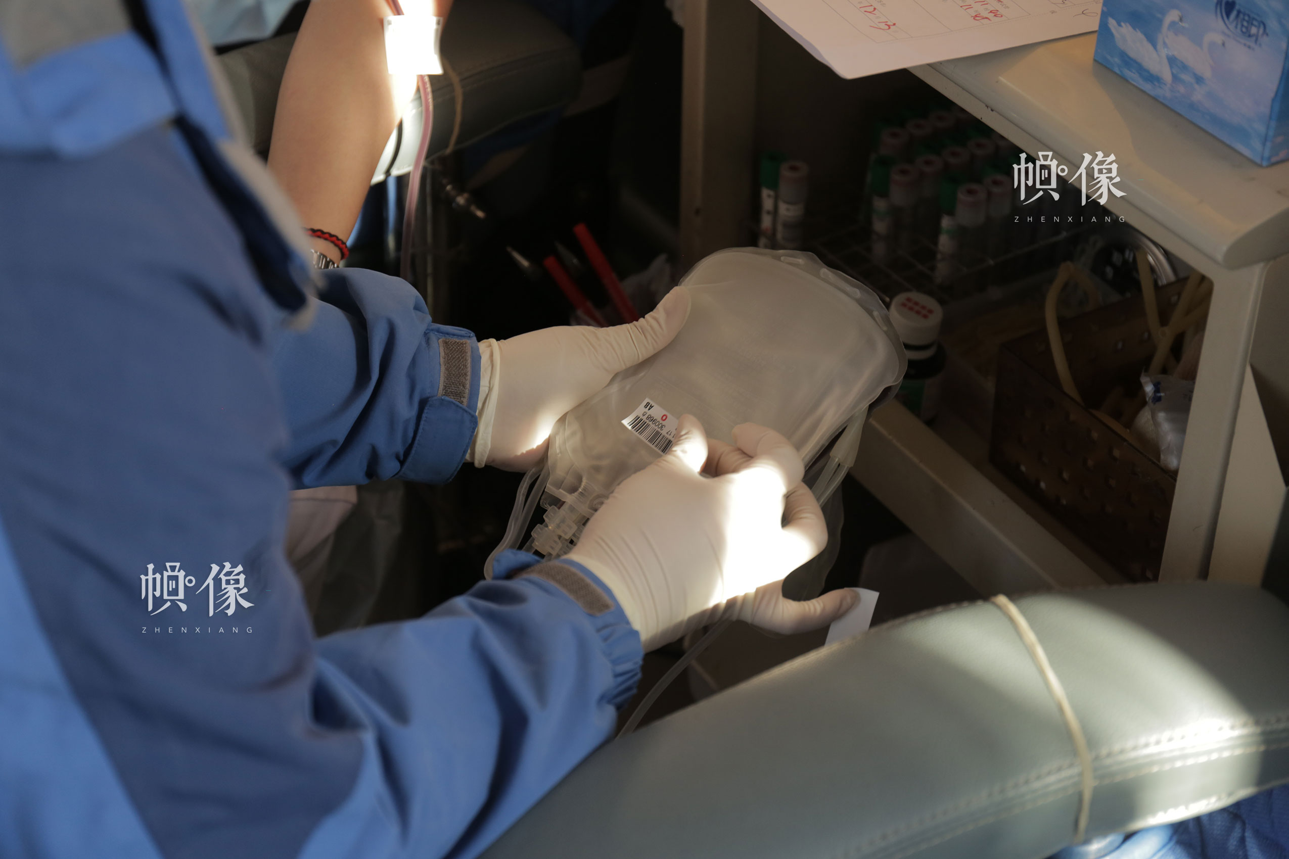 2017年12月18日，北京西单图书大厦外的无偿献血车，护士对采血贴标签。中国网实习记者 朱珊杉 摄