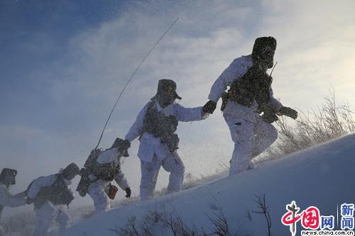 新疆塔城軍分區杜拉那拉邊防連風雪巡邏掠影