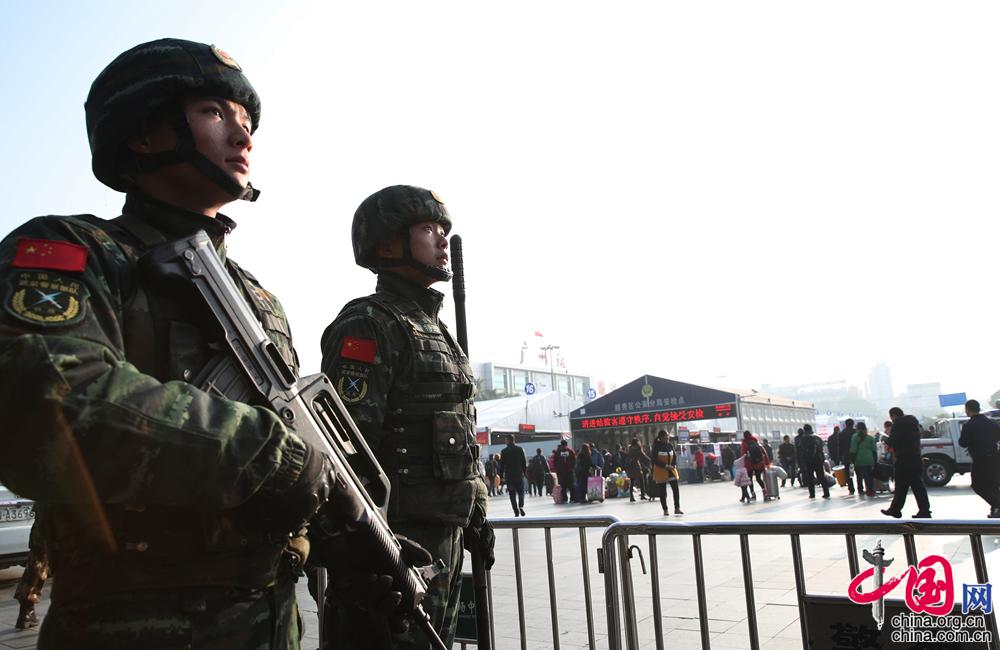 2月1日,武警广东省总队机动支队官兵在广州火车站各入口处执勤