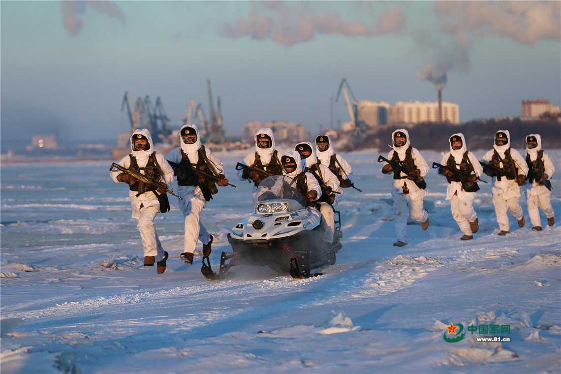 与黑河好八连的"冰花"男神一起巡逻