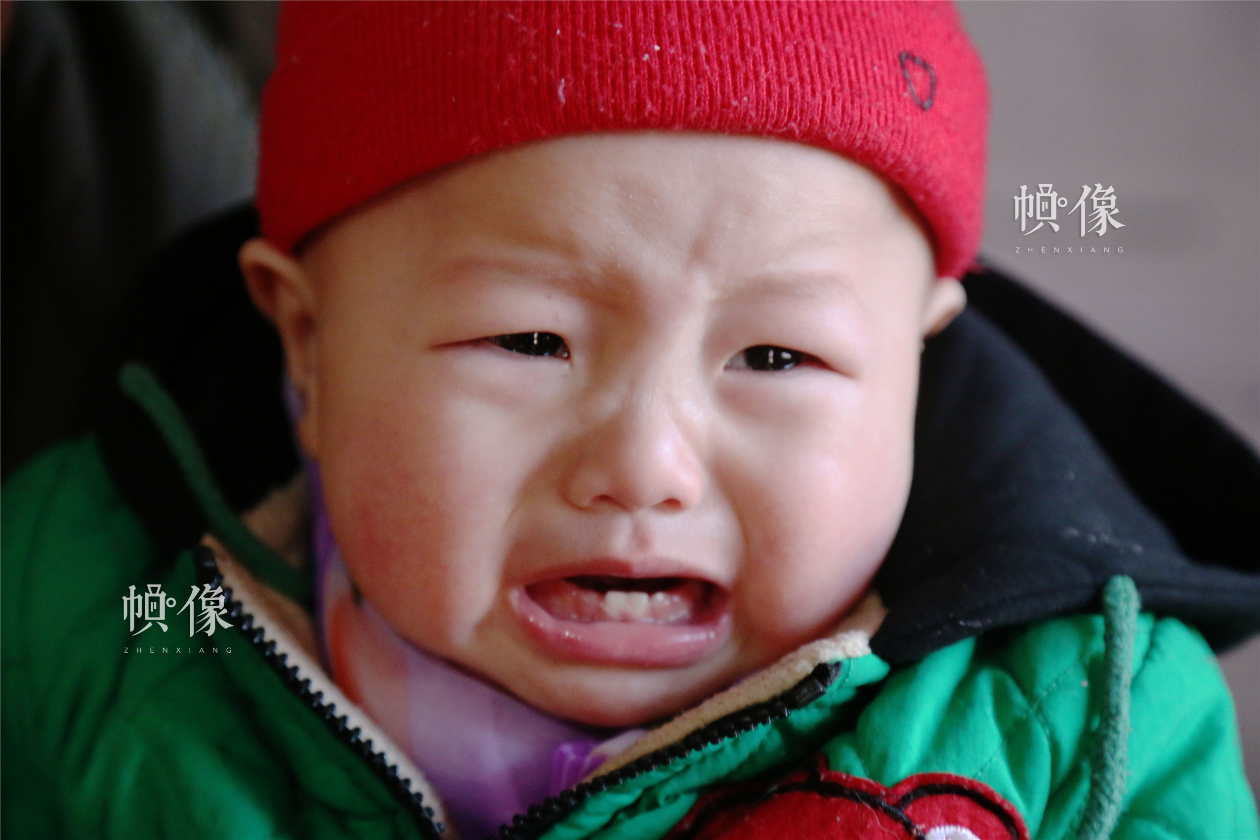 . 2018年1月22日，甘肃省陇南市西和县，听障儿童因为耳朵不舒服而哭闹。中国网实习记者 李逸奇 摄