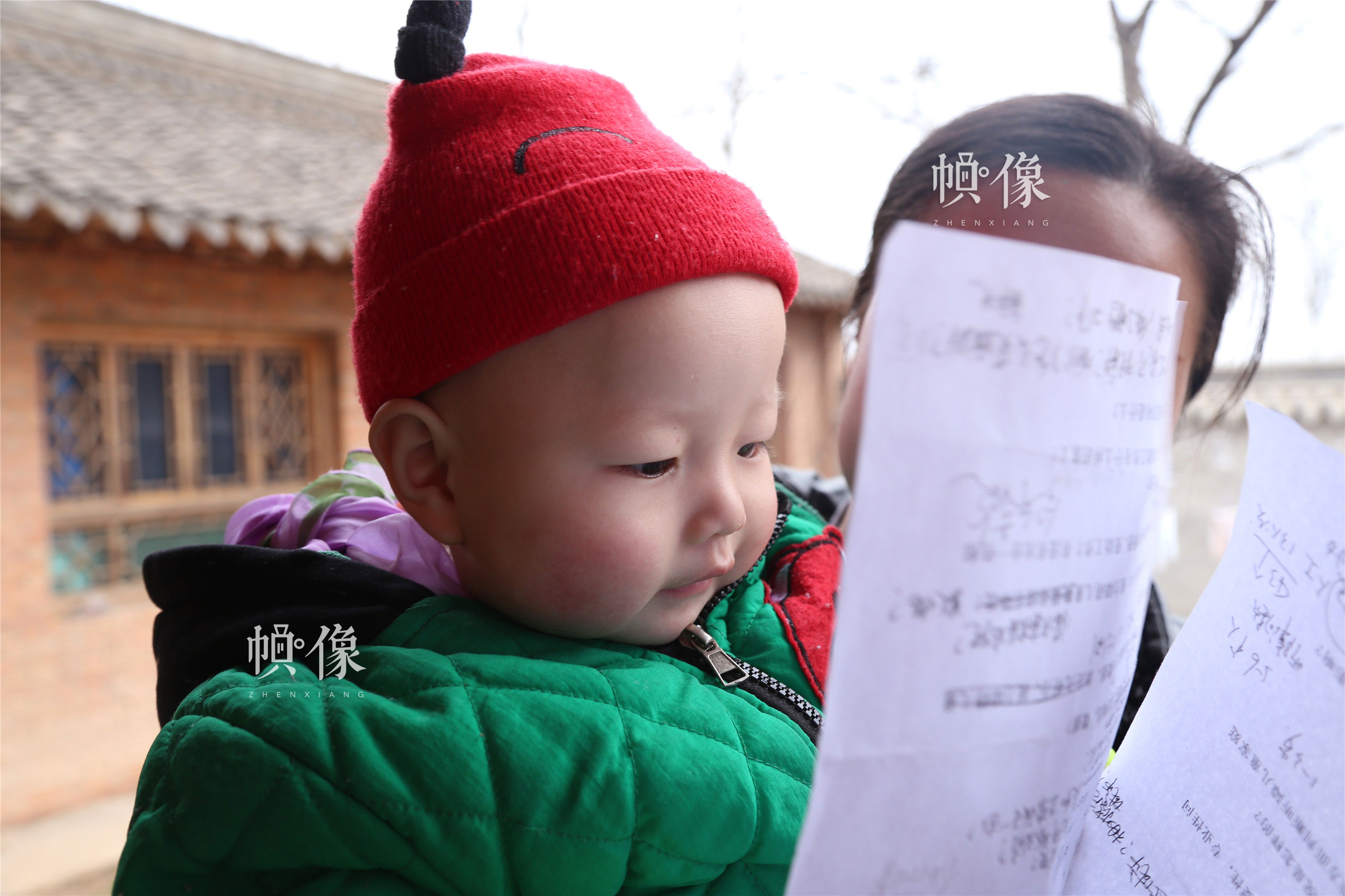2018年1月22日，甘肃省陇南市西和县，听障儿童潘小明在玩耍。中国网实习记者 李逸奇 摄