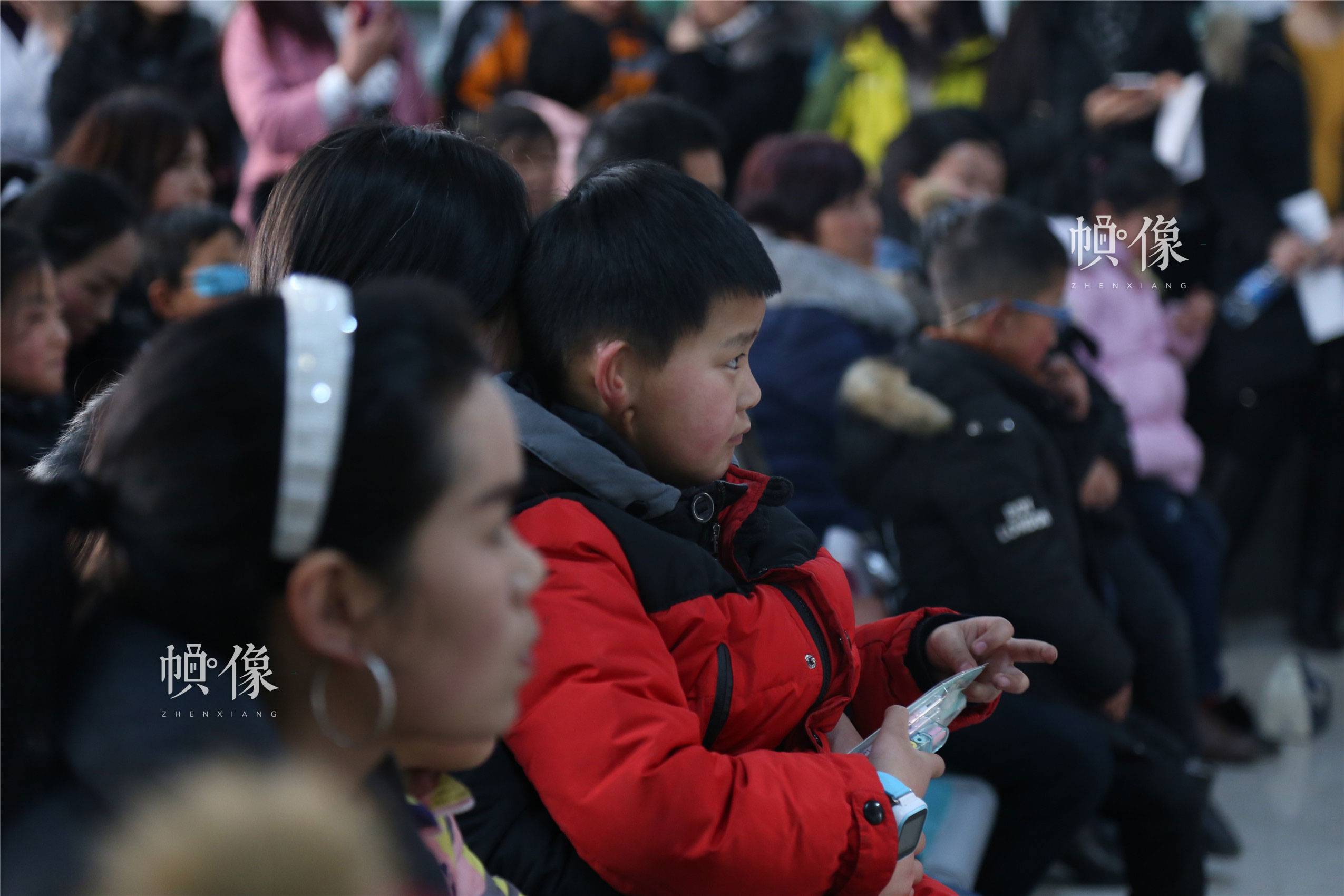  2018年1月21日，甘肃省陇南市西和县，“儿基会儿童听力视力筛查及治疗资助项目”启动仪式现场儿童。中国网实习记者 朱珊杉 摄