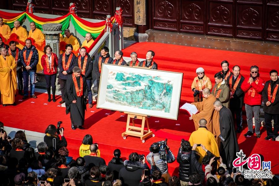 上海书画院执行院长、上海觉群书画院院长乐震文老师向上海玉佛禅寺捐赠画作