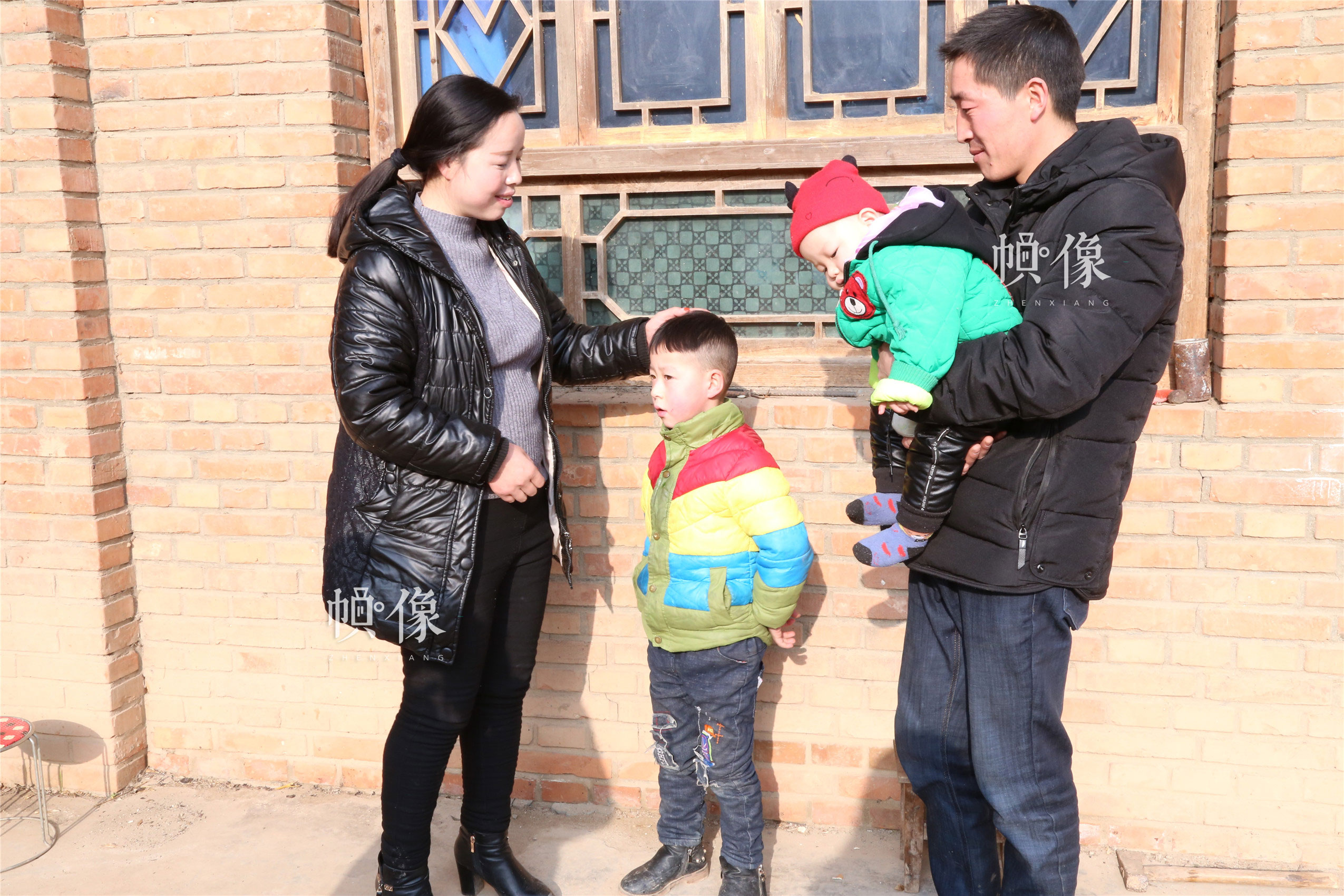 2018年1月22日，甘肃省陇南市西和县，听障儿童家庭一家四口。中国网实习记者 朱珊杉 摄