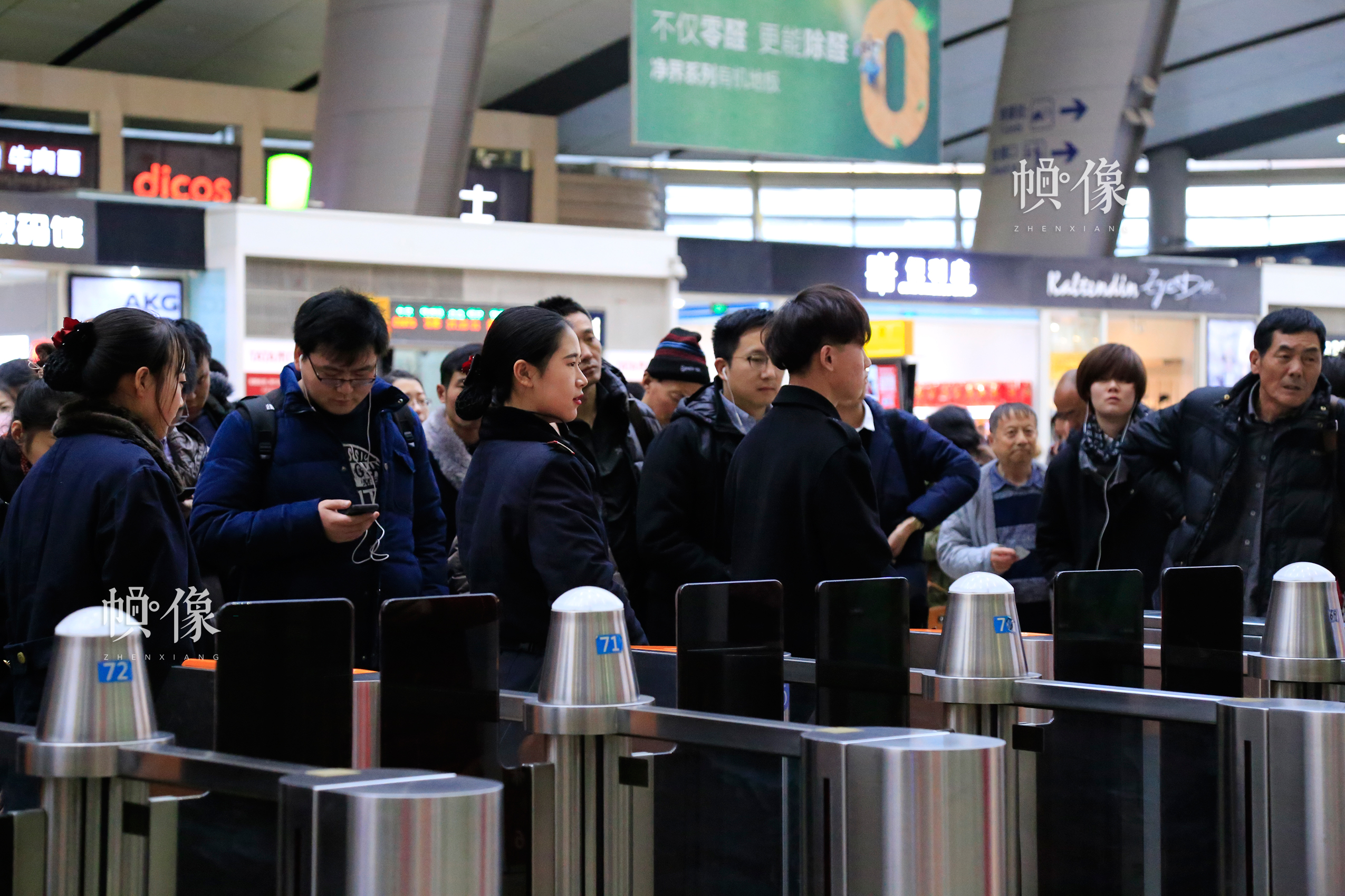 北京南站某检票口前，旅客排队等待检票进站。中国网实习记者 韩依 摄