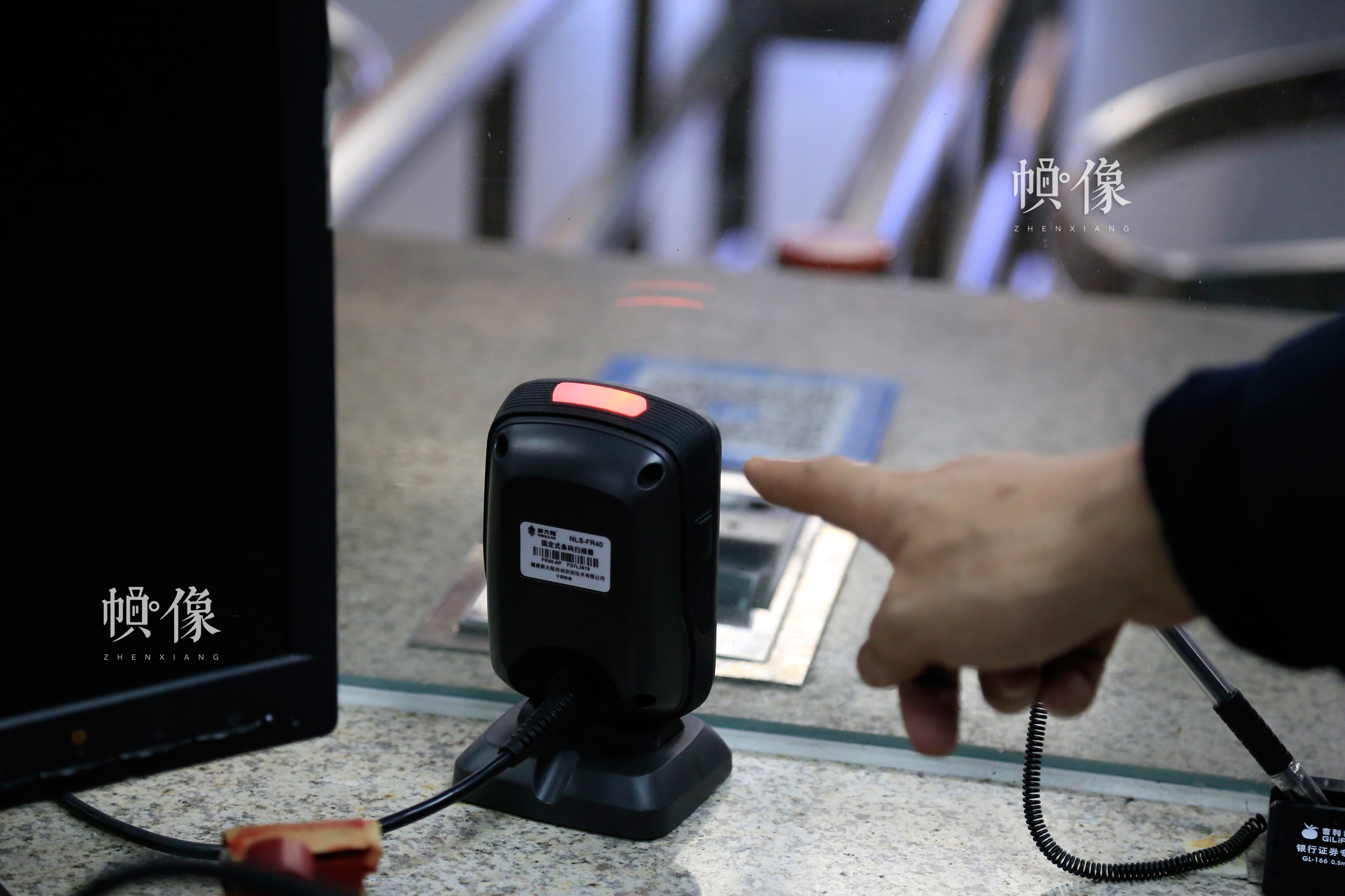 北京南站的某售票车间，现代的固定式条码扫描器，用以电子付款使用。中国网实习记者 韩依 摄