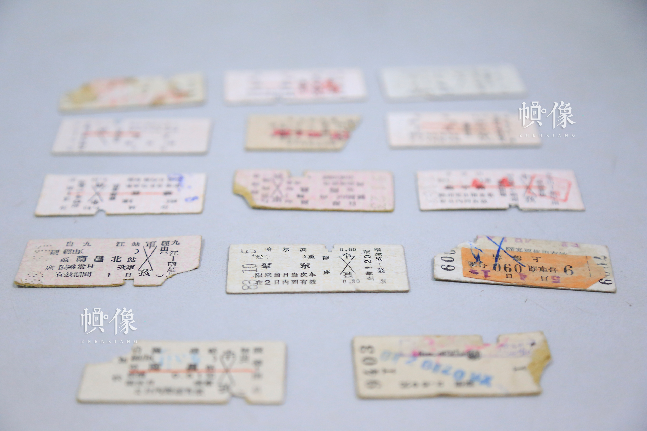 北京南站，售票车间工作人员向记者展示的第一代硬纸板制火车票。中国网实习记者 韩依 摄