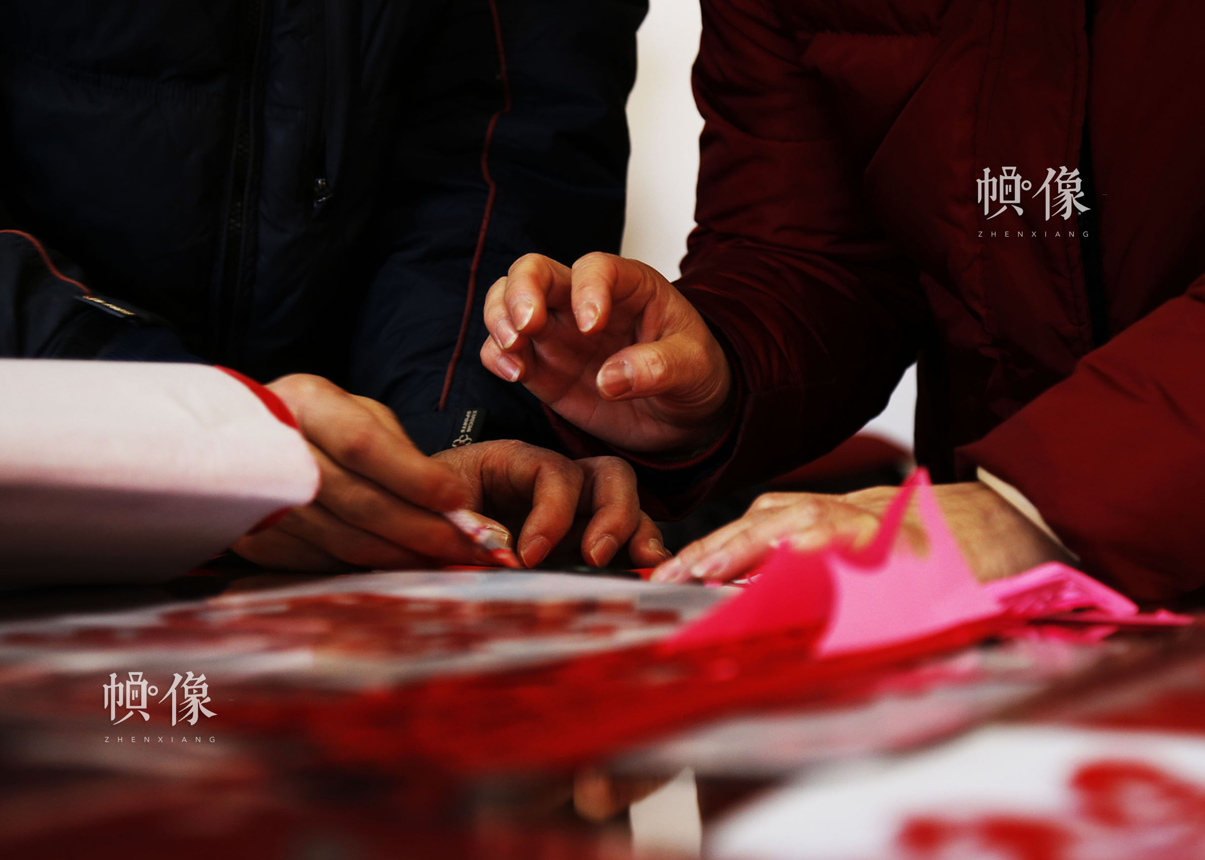 姚雨林指导学生在纸上画剪纸图样。中国网实习记者 张钰 摄