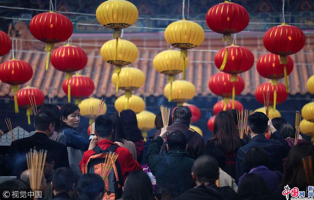 2018年2月17日,香港,民众在黄大仙庙上香祈福庆祝春节.