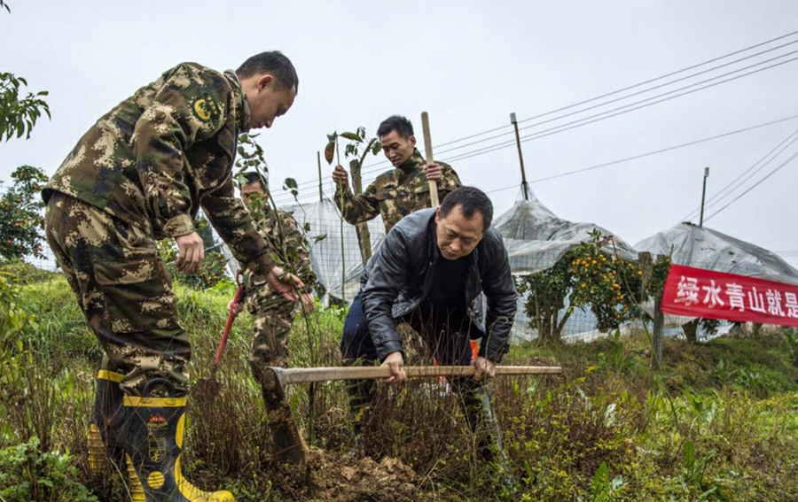 拨山镇人口_脱贫攻坚——消防员看望拔山镇定点贫困户(2)