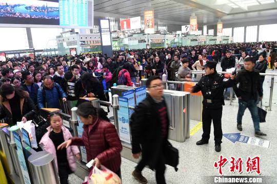 2月24日，合肥南站迎节后返程客流高峰。　喻超 摄