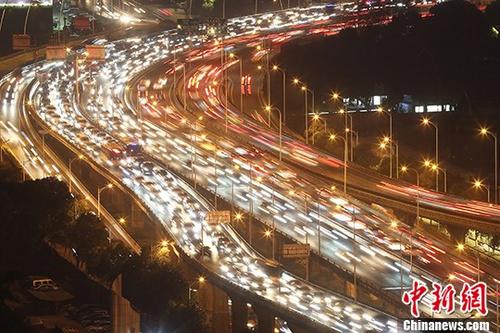 資料圖：大批車輛行駛在南京一處高架橋上。 <a target='_blank' href='http://big5.china.com.cn/gate/big5/www.chinanews.com/'>中新社</a>記者 泱波 攝