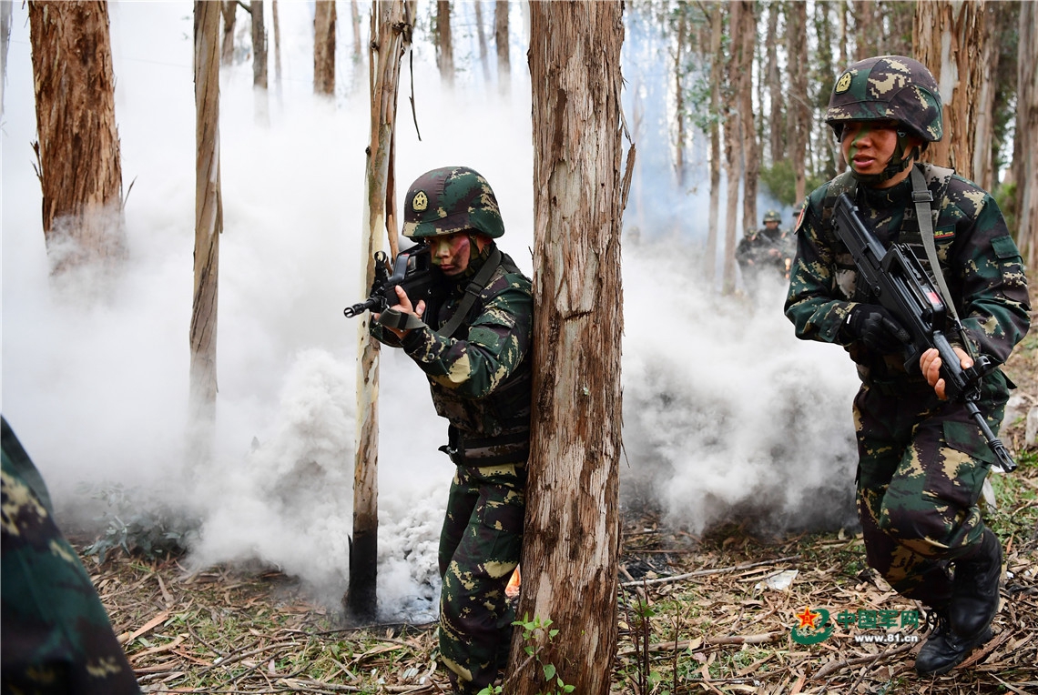 陆军第75集团军某特战旅指挥通信连大学生女兵进行战术训练.