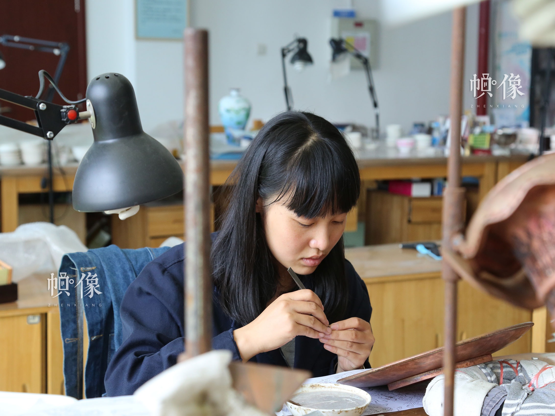 2017年9月5日，北京工美集团景泰蓝工匠进行“掐丝”工艺。中国网记者 赵超 摄