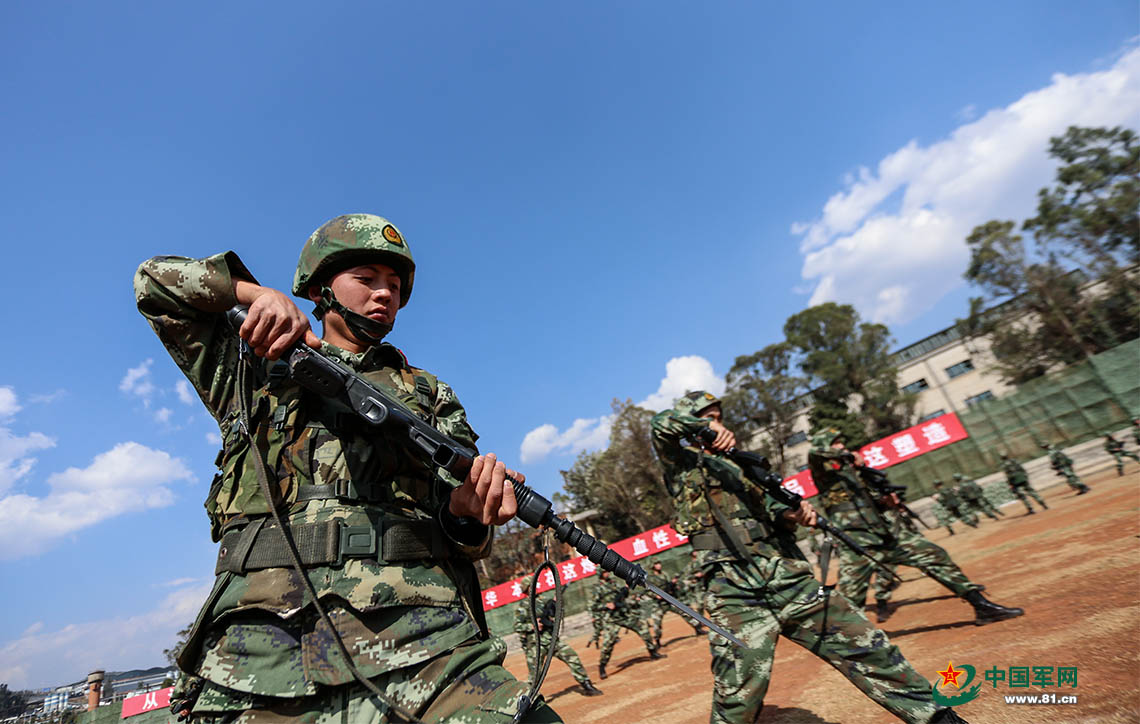 身披战甲的他们都是武林高手