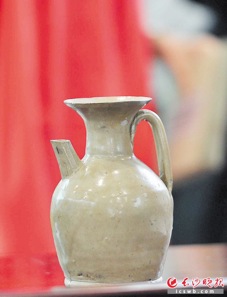  唐长沙窑青釉执壶