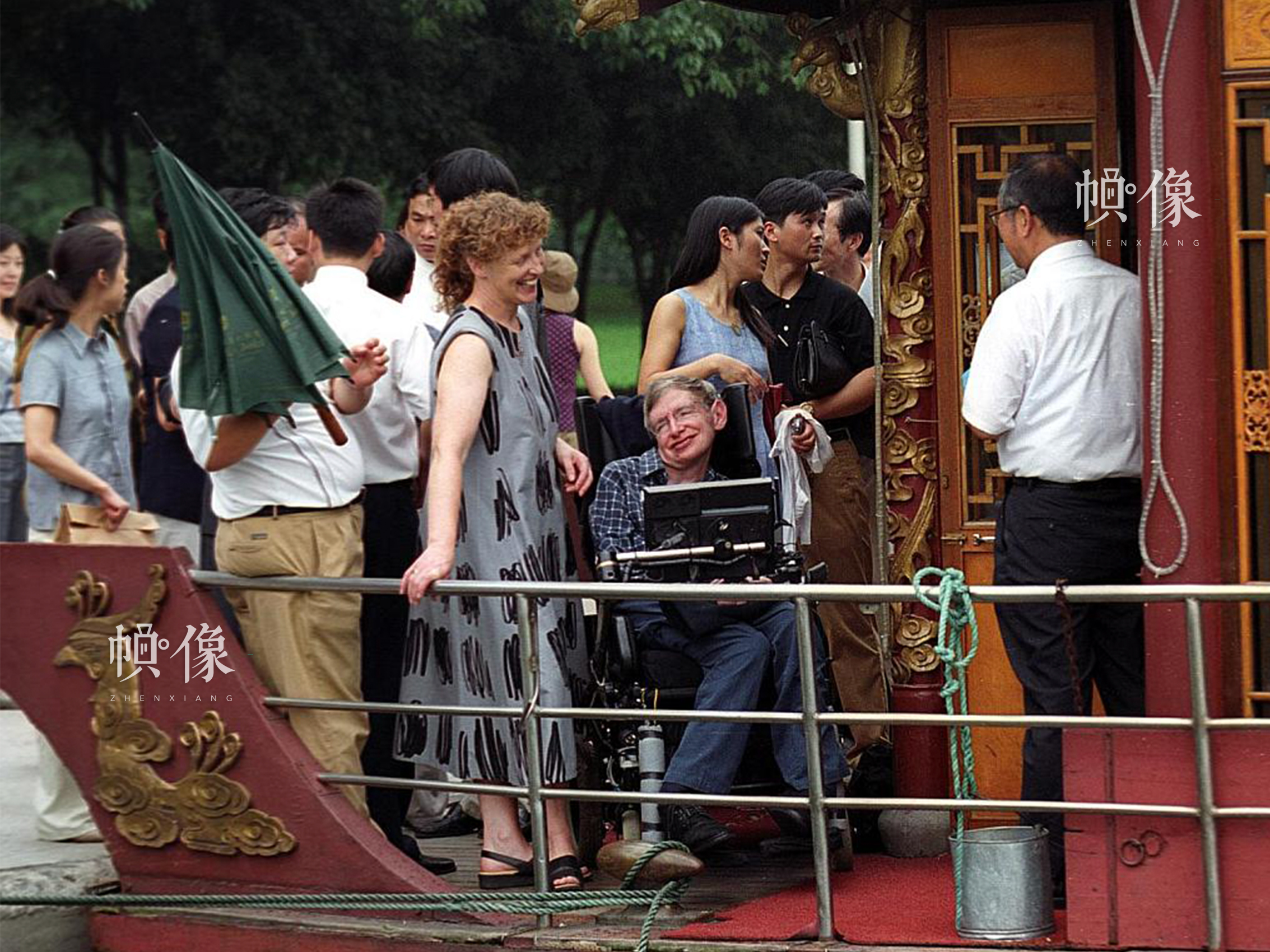2002年，英国物理学家霍金在杭州游览西湖。视觉中国