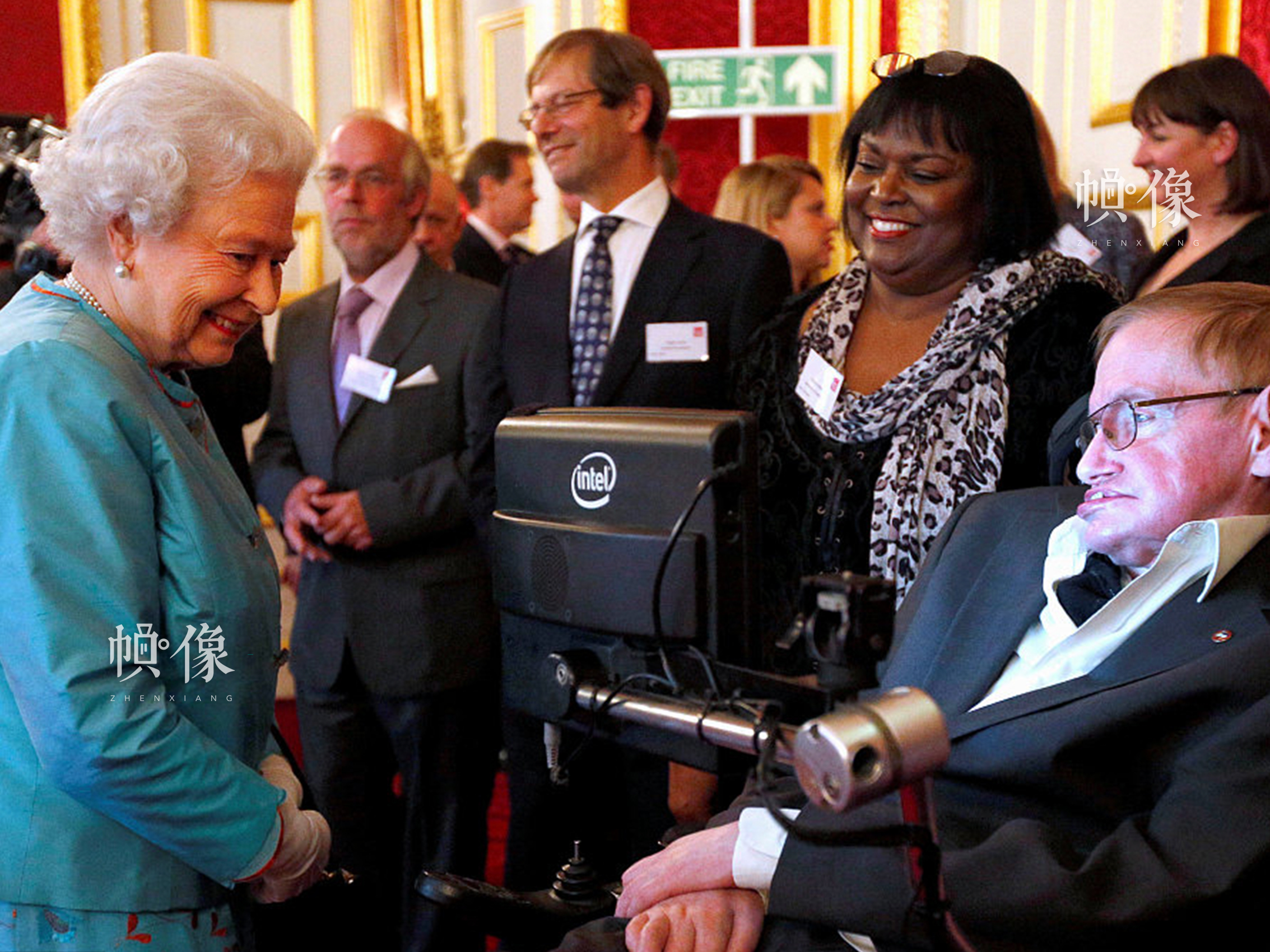 2014年5月29日，英國倫敦，英國女王伊麗莎白二世（左）與物理學家史蒂芬•霍金出席一個殘疾慈善機構的招待會。視覺中國