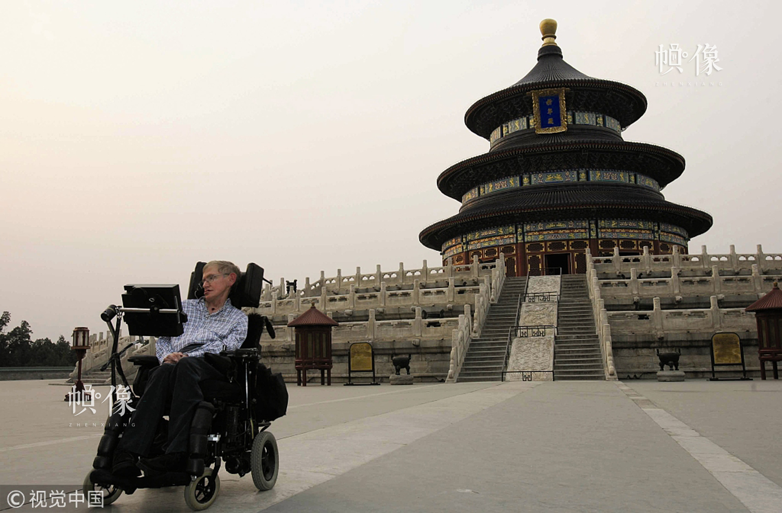 2006年6月18日，北京，英國物理學家霍金在天壇祈年殿內。視覺中國