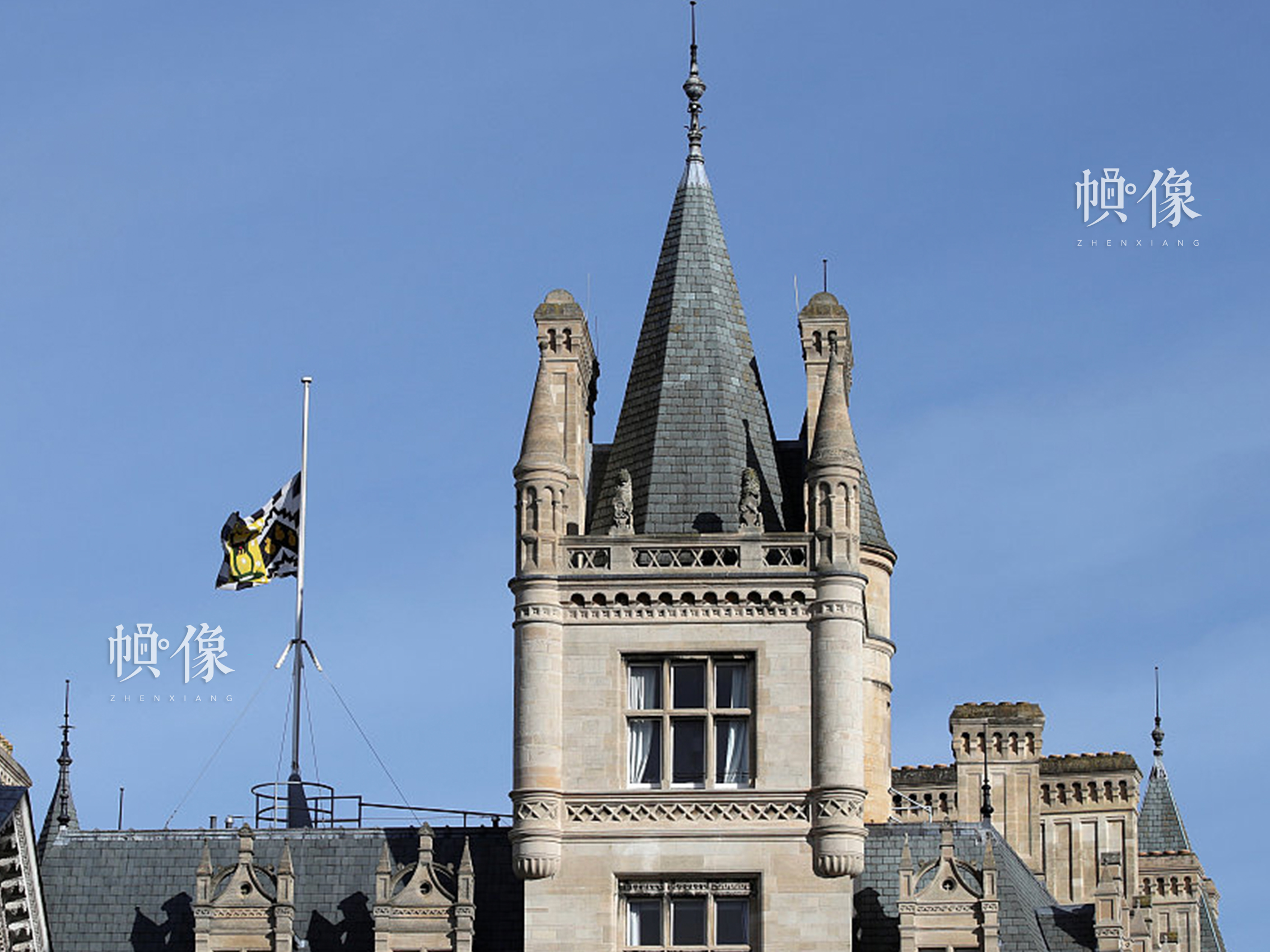 當地時間2018年3月14日，英國康橋，當日著名英國科學家霍金在家中安然辭世，為了緬懷這位偉大的物理學家，康橋岡維爾與凱斯學院降半旗悼念霍金。視覺中國