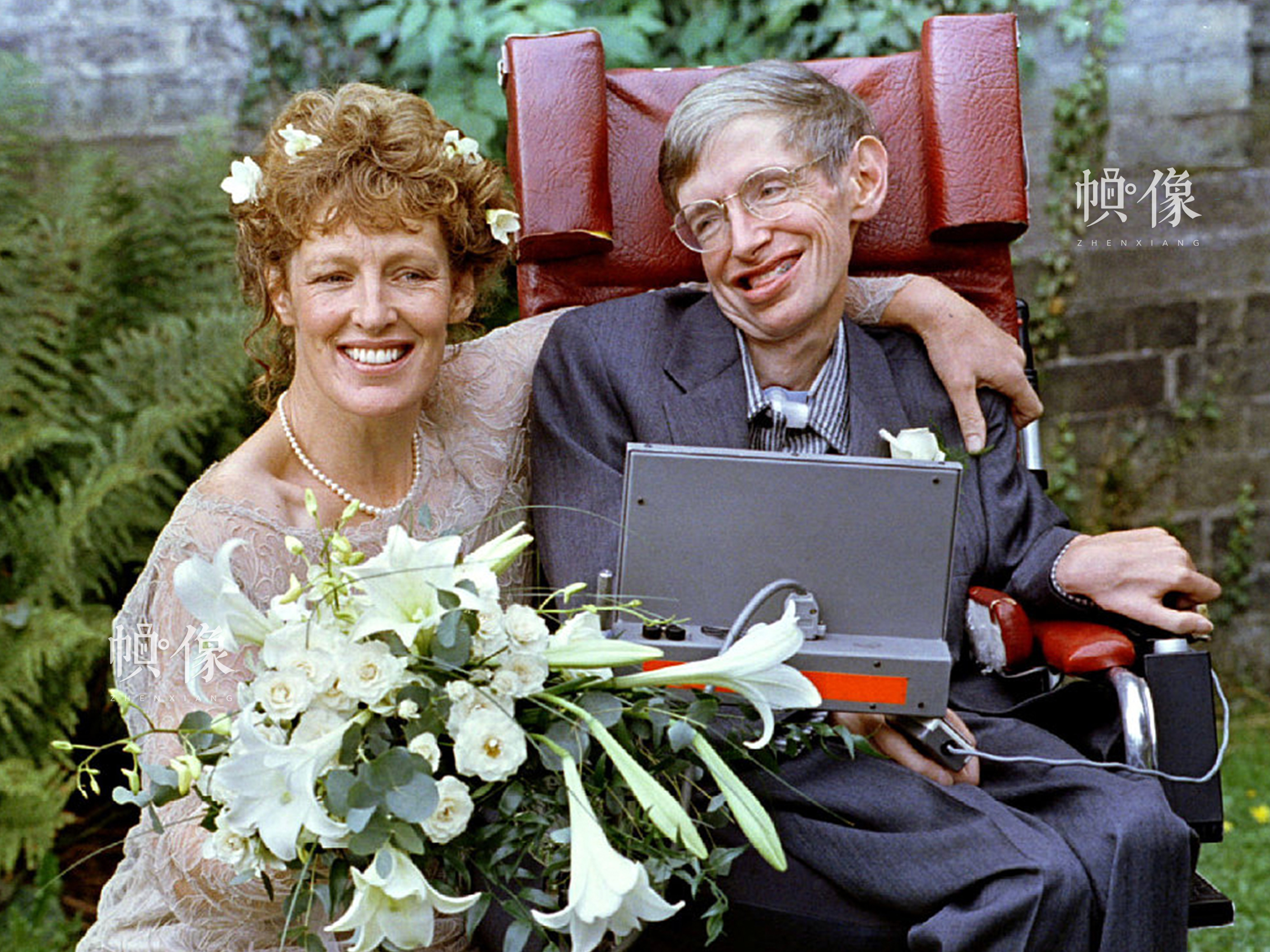 1995年9月16日，英國，霍金與第二任妻子結婚。視覺中國