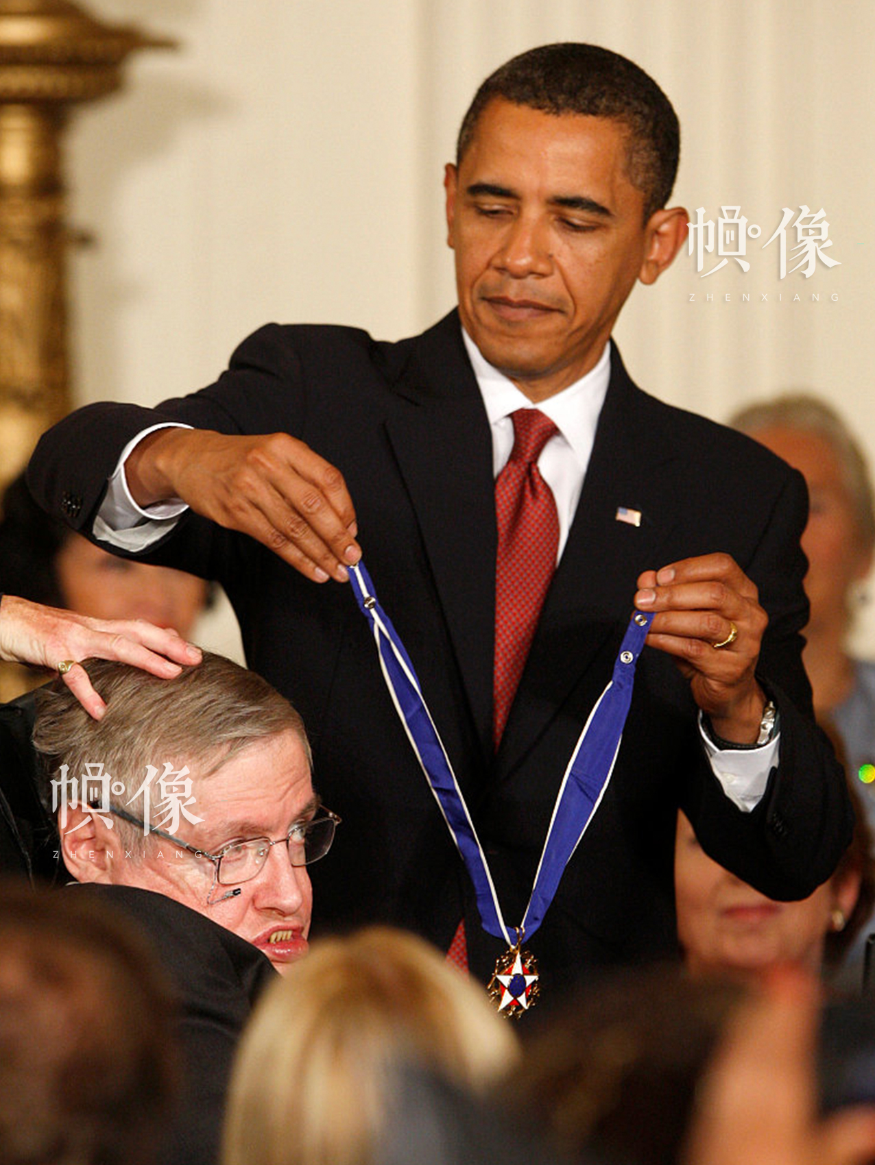 當地時間2009年8月12日，美國華盛頓，美國總統奧巴馬給英國科學家史蒂芬•霍金頒發自由勳章。視覺中國