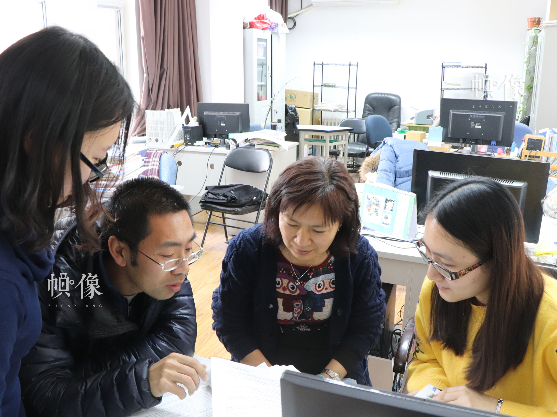 北京市石景山區某中學，四位高中組老師開教研會商討教案。中國網實習記者 韓依 攝