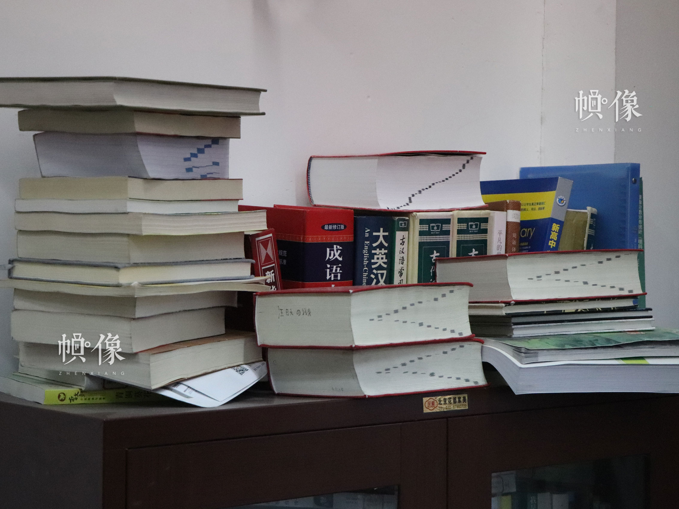 北京市石景山區某中學，教室一角堆落了學生的字典和書籍。中國網實習記者 韓依 攝