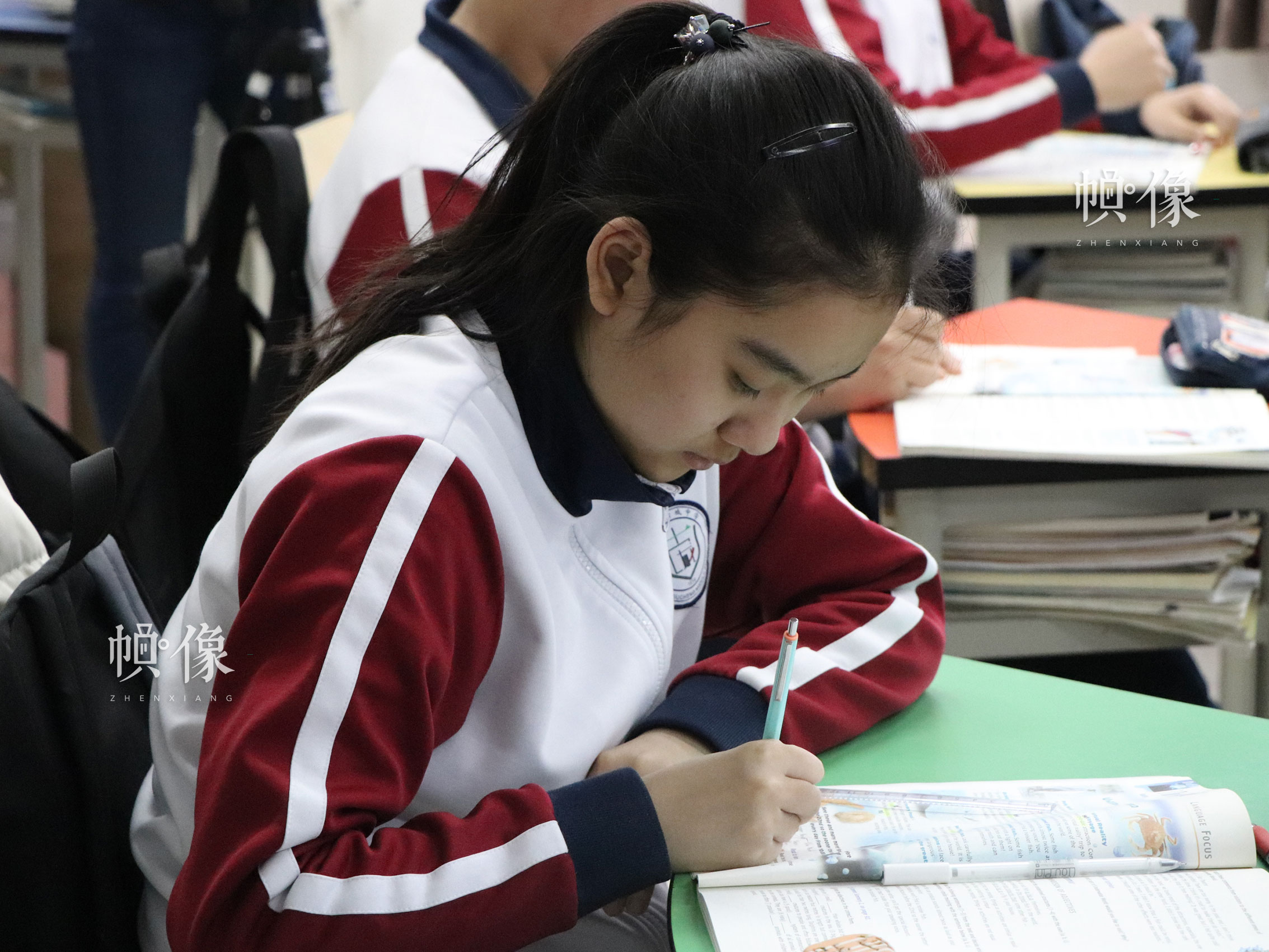 北京市石景山區某中學，課堂上一學生認真完成課堂作業。中國網實習記者 韓依 攝